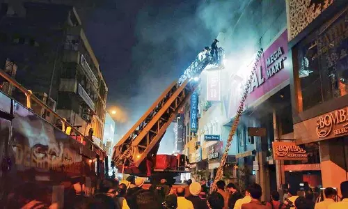 शॉपिंग कॉम्प्लेक्स में लगी आग
