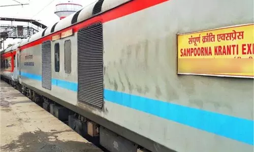 UP News: संपर्क क्रांति में बम की अफवाह से स्टेशन पर हड़कंप, यात्रियों में मची अफरा-तफरी