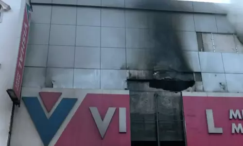 आग की चपेट में विशाल मेगा मार्ट, एक की मौत