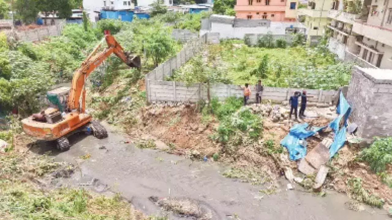 Telangana: हाइड्रा ने अतिक्रमण हटाने का अभियान तेज किया Telangana: हाइड्रा ने अतिक्रमण हटाने का अभियान तेज किया