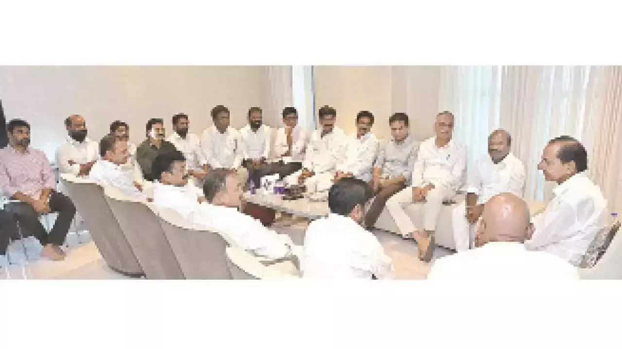 Telangana: केसीआर ने अस्पताल में बीआरएस नेताओं के साथ बैठक की