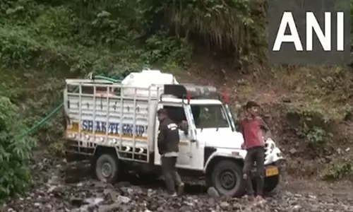 मानसून के कहर के बाद मरने वालों की संख्या 69 तक पहुंचने पर स्थानीय लोगों ने बाढ़ प्रभावित Mandi में मदद पहुंचाई मानसून के कहर के बाद मरने वालों की संख्या 69 तक पहुंचने पर स्थानीय लोगों ने बाढ़ प्रभावित Mandi में मदद पहुंचाई