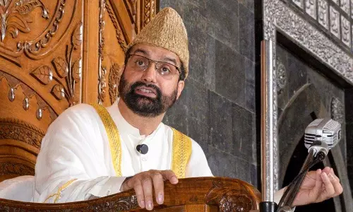 मीरवाइज ने Srinagar इलाके में शराब की दुकान का विरोध किया मीरवाइज ने Srinagar इलाके में शराब की दुकान का विरोध किया