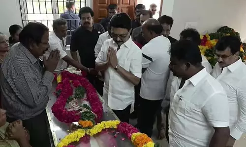 CM ने कवि वी.एम.सेथुरमन के पार्थिव शरीर पर श्रद्धांजलि अर्पित की