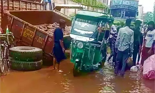 Punjab: गड्ढों से गुजरते समय ट्रैक्टर-ट्राली के जब निकले टायर