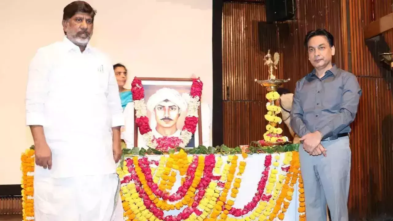 BRS नेताओं ने तेलंगाना सशस्त्र संघर्ष के नायक डोड्डी कोमुरैया को श्रद्धांजलि अर्पित की BRS नेताओं ने तेलंगाना सशस्त्र संघर्ष के नायक डोड्डी कोमुरैया को श्रद्धांजलि अर्पित की