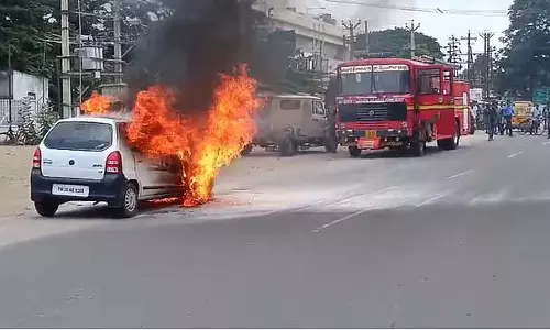 बीच सड़क पर अचानक कार में लगी आग: सौभाग्य से मालिक बच गया जिंदा बीच सड़क पर अचानक कार में लगी आग: सौभाग्य से मालिक बच गया जिंदा