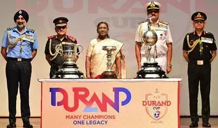 President Murmu ने प्रतिष्ठित डूरंड कप ट्रॉफियों को हरी झंडी दिखाई President Murmu ने प्रतिष्ठित डूरंड कप ट्रॉफियों को हरी झंडी दिखाई