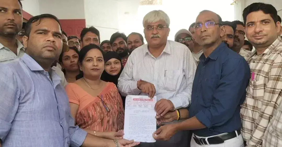 Firozabad: पेयरिंग नीति पर नाराज़ शिक्षकों ने नगर विधायक से की शिकायत