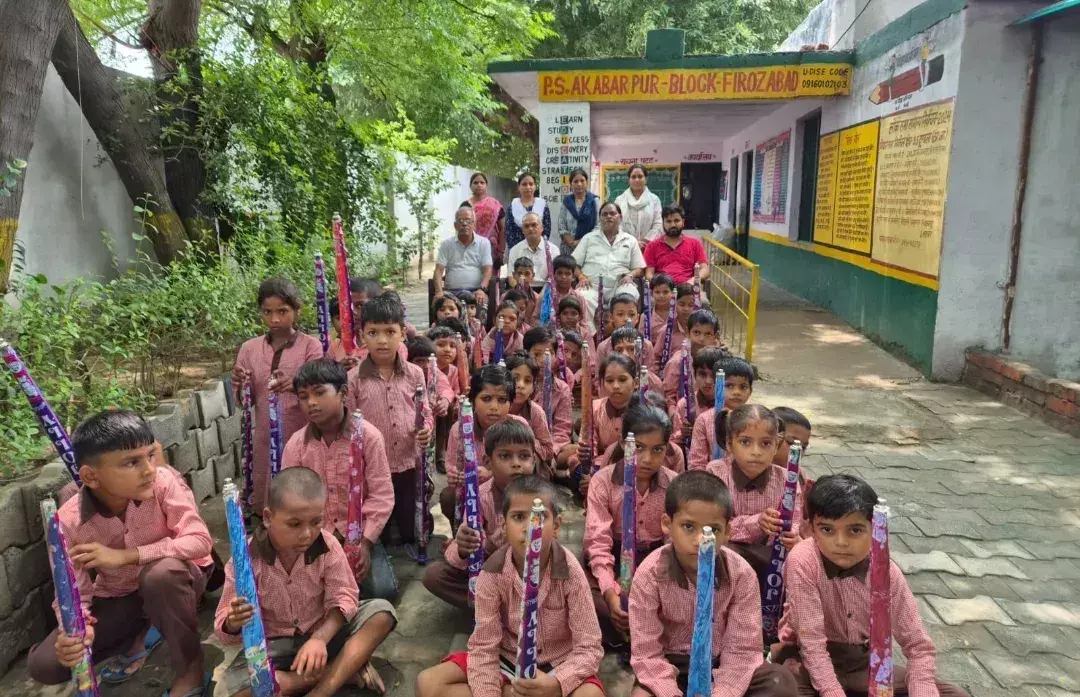 Firozabad: बाबा नीम करोरी ट्रस्ट की पहल, छात्रों में बांटे छाते