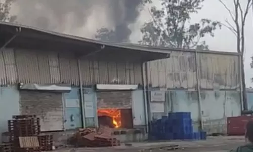 अमूल दूध के गोदाम में लगी भीषण आग, सब कुछ जलकर खाक अमूल दूध के गोदाम में लगी भीषण आग, सब कुछ जलकर खाक