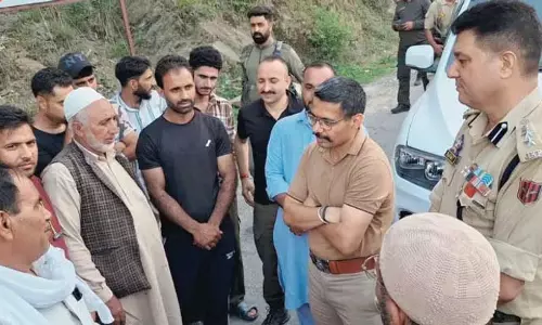धार्मिक समागम से पहले पुंछ के मंडी में सुरक्षा व्यवस्था की समीक्षा की गई धार्मिक समागम से पहले पुंछ के मंडी में सुरक्षा व्यवस्था की समीक्षा की गई