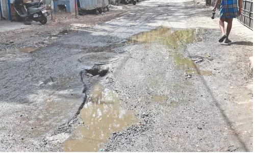 Chennai: क्षतिग्रस्त मैनहोल, कावराई स्ट्रीट पर कीचड़ से वाहन चालकों को खतरा