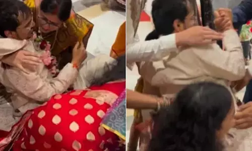 VIDEO: दूल्हे को लड़की वालों ने पकड़कर जमीन पर लिटाया, फिर जो हुआ... VIDEO: दूल्हे को लड़की वालों ने पकड़कर जमीन पर लिटाया, फिर जो हुआ...