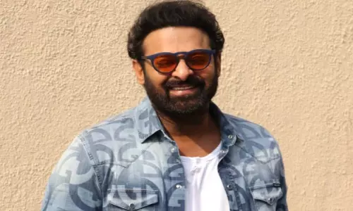 Prabhas ने अभिनेता फिश वेंकट को 50 लाख रुपये की वित्तीय सहायता दी Prabhas ने अभिनेता फिश वेंकट को 50 लाख रुपये की वित्तीय सहायता दी