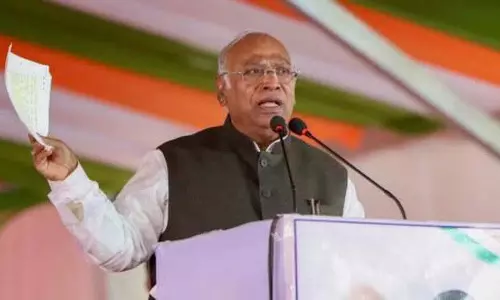 खड़गे ने BJP को संविधान से ‘धर्मनिरपेक्ष’ शब्द हटाने की चुनौती दी खड़गे ने BJP को संविधान से ‘धर्मनिरपेक्ष’ शब्द हटाने की चुनौती दी
