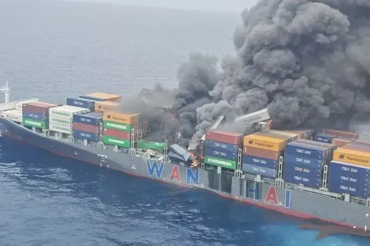 Kerala : ताज़ा आग के कारण वान हाई 503 को खींचने का काम रुका; अधिकारियों को संदेह Kerala : ताज़ा आग के कारण वान हाई 503 को खींचने का काम रुका; अधिकारियों को संदेह