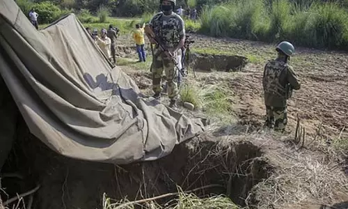 J&K : आतंकी ठिकाने का भंडाफोड़ हथियार बरामद J&K : आतंकी ठिकाने का भंडाफोड़ हथियार बरामद