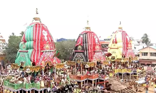 Odisha : भगवान जगन्नाथ, भाई-बहन के गुंडिचा मंदिर से लौटने पर पुरी सड़क पर रथ घूमते हुए Odisha : भगवान जगन्नाथ, भाई-बहन के गुंडिचा मंदिर से लौटने पर पुरी सड़क पर रथ घूमते हुए