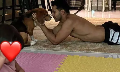 Varun Dhawan की बेटी संग बॉन्डिंग देख फैंस हुए फिदा, कहा- प्योर लव Varun Dhawan की बेटी संग बॉन्डिंग देख फैंस हुए फिदा, कहा- प्योर लव