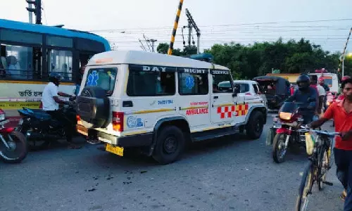 चिकित्सा संकट के कारण Alipurduar में घोरामारा लेवल क्रॉसिंग पर रेल ओवरब्रिज की मांग बढ़ी चिकित्सा संकट के कारण Alipurduar में घोरामारा लेवल क्रॉसिंग पर रेल ओवरब्रिज की मांग बढ़ी