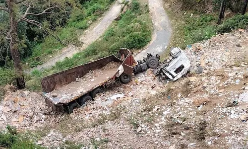 Himachal: ट्रक खाई में गिरा, चालक की मौत Himachal: ट्रक खाई में गिरा, चालक की मौत