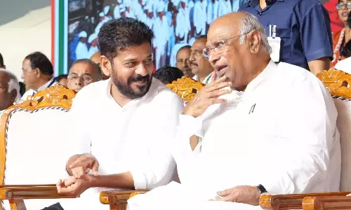खड़गे ने चुनावी वादे पूरे करने के लिए CM रेवंत की प्रशंसा की