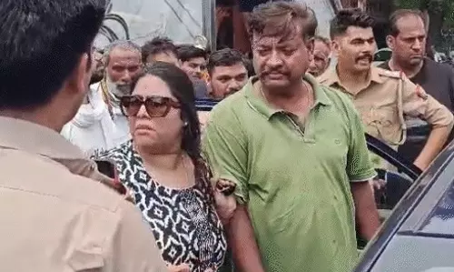 Hapur: प्रेमिका संग रंगे हाथ पकड़े जाने पर पत्नी ने बीच सड़क पर पति को पीटा