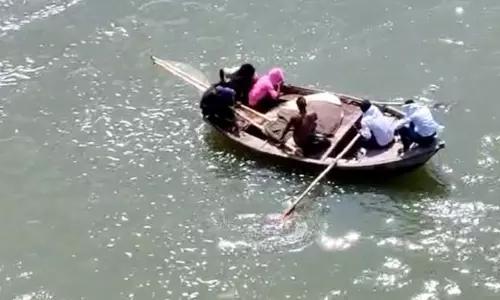 Kanpur: गंगा बैराज पर मछली माफिया का दबदबा, जिम्मेदार बेपरवाह Kanpur: गंगा बैराज पर मछली माफिया का दबदबा, जिम्मेदार बेपरवाह
