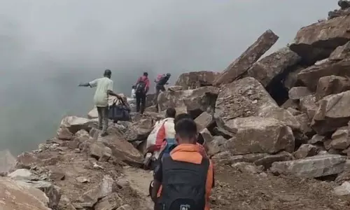 सिरमौर में भूस्खलन प्रभावित NH-707 पर फंसे यात्री जान जोखिम में डालकर यात्रा कर रहे