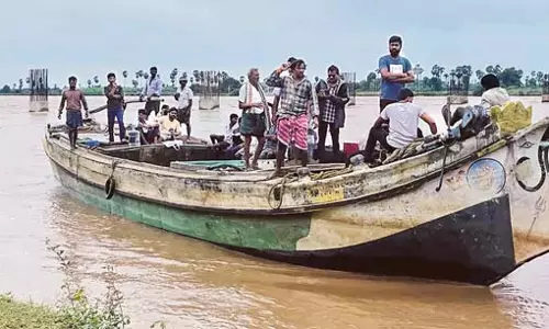 Andhra : गोदावरी में बाढ़ का खतरा बढ़ता जा रहा Andhra : गोदावरी में बाढ़ का खतरा बढ़ता जा रहा