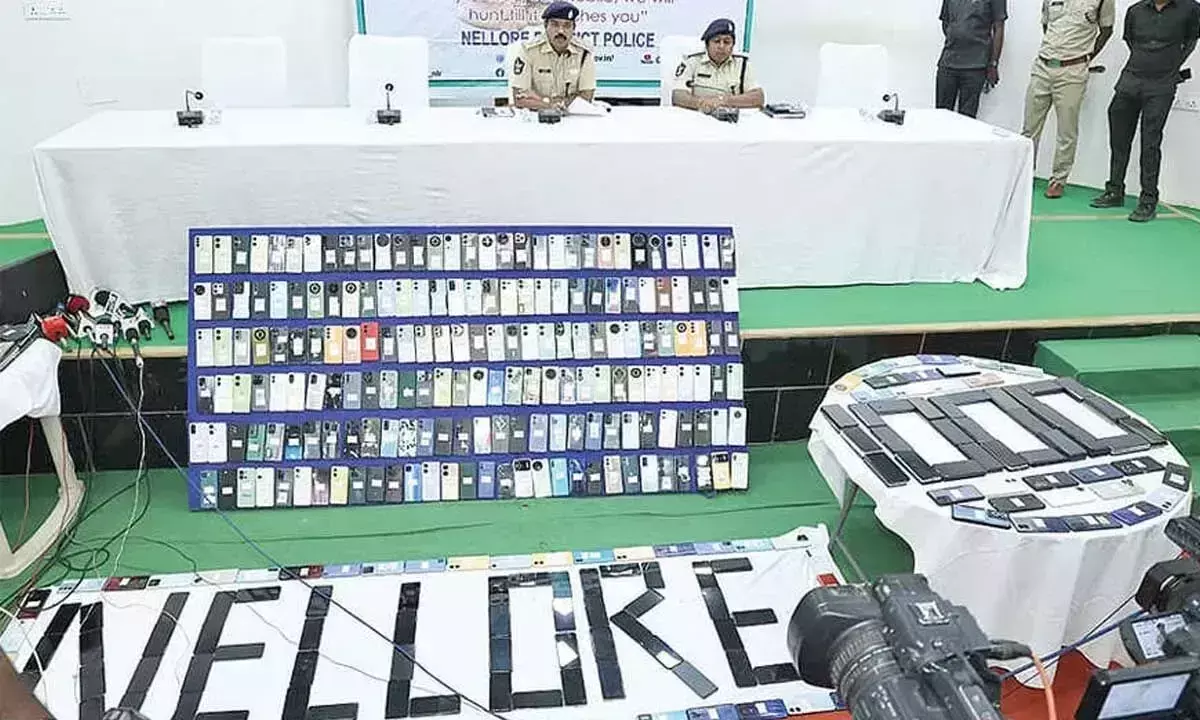 Andhra: नेल्लोर पुलिस ने 1 करोड़ रुपये मूल्य के 1,000 मोबाइल बरामद किए