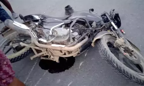Kadapa : लॉरी ने दोपहिया वाहन को टक्कर मारी, सुरक्षा गार्ड की मौत