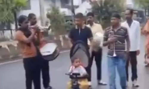 बेटी की खुशी में बजा बैंड, पिता ने स्कूल जाने का दिन बनाया यादगार बेटी की खुशी में बजा बैंड, पिता ने स्कूल जाने का दिन बनाया यादगार