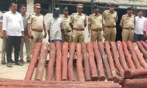 Andhra : शेषाचलम के जंगलों में लाल चंदन तस्करों ने पुलिस पर हमला किया Andhra : शेषाचलम के जंगलों में लाल चंदन तस्करों ने पुलिस पर हमला किया