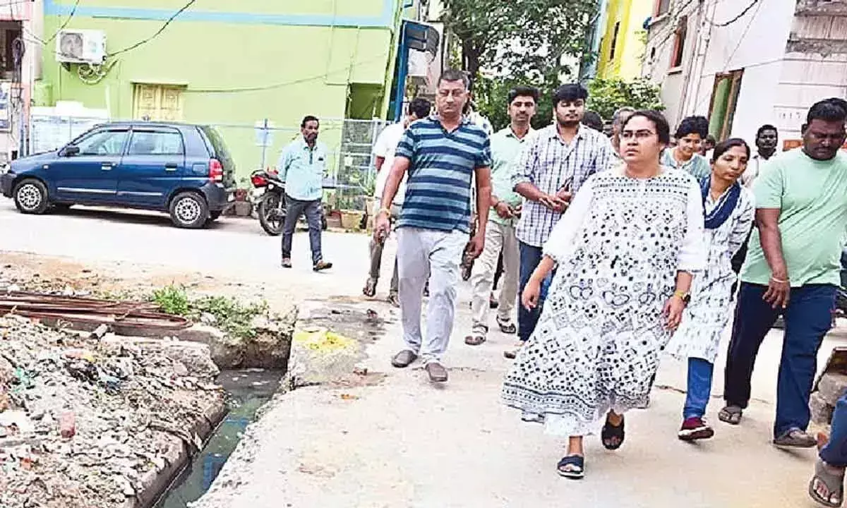 Andhra: अधिकारियों को सड़कों पर कूड़ा फेंकने पर जुर्माना लगाने का निर्देश Andhra: अधिकारियों को सड़कों पर कूड़ा फेंकने पर जुर्माना लगाने का निर्देश