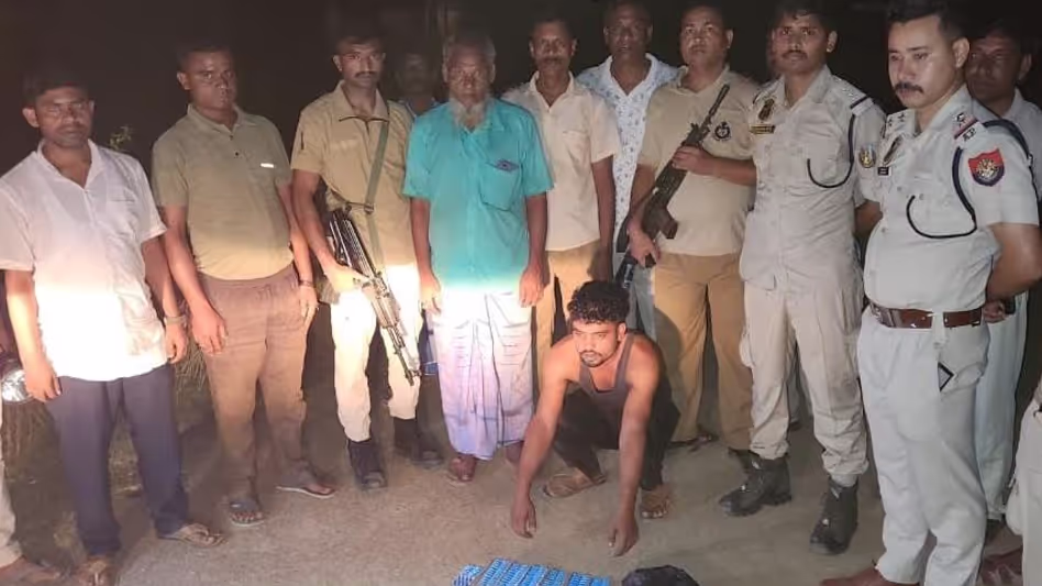 Assam : पुलिस ने कुरलभंगा में छापेमारी कर 328 नशीले कैप्सूल जब्त किए Assam : पुलिस ने कुरलभंगा में छापेमारी कर 328 नशीले कैप्सूल जब्त किए