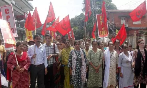 CPM ने खराब सिलीगुड़ी नागरिक सेवा के खिलाफ मार्च निकाला, SMC मुख्यालय के सामने धरना दिया