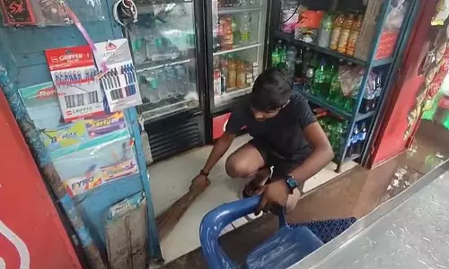 भारी बारिश के कारण मडगांव KTC बस स्टैंड के बाहर कियोस्क जलमग्न हो गए