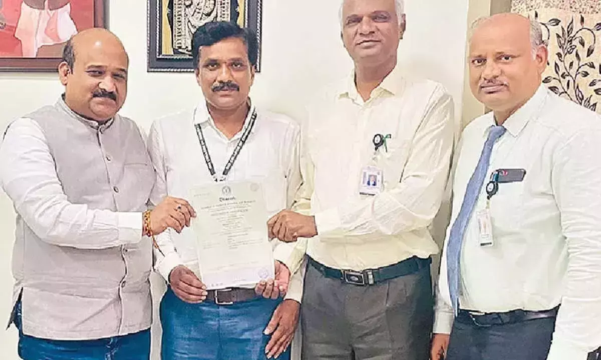 QIS कॉलेज के संकाय को पीएचडी से सम्मानित किया गया QIS कॉलेज के संकाय को पीएचडी से सम्मानित किया गया