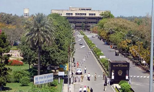 स्व-विकसित ऐप ने GNDU के 8 सेवानिवृत्त कर्मचारियों को लाभ वितरित किया स्व-विकसित ऐप ने GNDU के 8 सेवानिवृत्त कर्मचारियों को लाभ वितरित किया