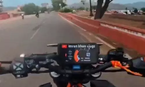 बाइक सवार ने किया जोखिम भरा स्टंट, कुछ ही सेकंड बाद हुआ हादसा बाइक सवार ने किया जोखिम भरा स्टंट, कुछ ही सेकंड बाद हुआ हादसा