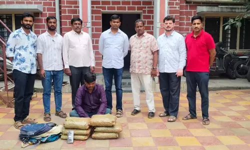 Dhoolpet में पूजा कक्ष में गांजा छुपाने के आरोप में एक व्यक्ति को हिरासत में लिया गया Dhoolpet में पूजा कक्ष में गांजा छुपाने के आरोप में एक व्यक्ति को हिरासत में लिया गया
