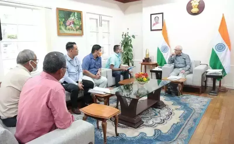 Manipur : राज्यपाल ने ड्राइवरों को मदद का दिया भरोसा Manipur : राज्यपाल ने ड्राइवरों को मदद का दिया भरोसा