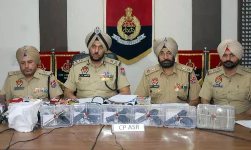 Amritsar पुलिस ने पाकिस्तान, मलेशिया से जुड़े नार्को-आर्म्स मॉड्यूल का भंडाफोड़ किया Amritsar पुलिस ने पाकिस्तान, मलेशिया से जुड़े नार्को-आर्म्स मॉड्यूल का भंडाफोड़ किया