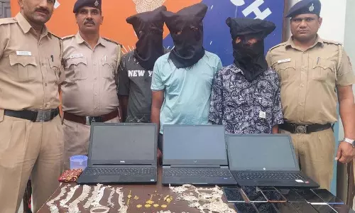 Dhanas के घर में चोरी के आरोप में तीन गिरफ्तार, कीमती सामान बरामद
