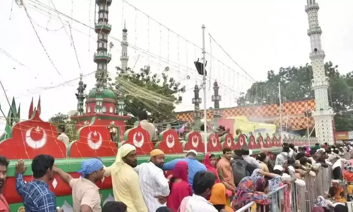 Andhra: रोटटेला उत्सव से पहले नेल्लोर में बरशहीद दरगाह पर श्रद्धालु इकट्ठा हुए Andhra: रोटटेला उत्सव से पहले नेल्लोर में बरशहीद दरगाह पर श्रद्धालु इकट्ठा हुए