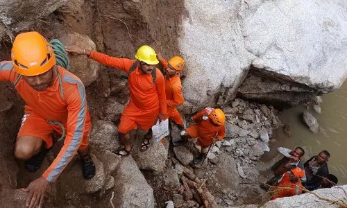 Mandi में 31 लोग अभी भी लापता, ऊबड़-खाबड़ इलाके और फिसलन भरी ढलानों के कारण बचाव कार्य मुश्किल Mandi में 31 लोग अभी भी लापता, ऊबड़-खाबड़ इलाके और फिसलन भरी ढलानों के कारण बचाव कार्य मुश्किल
