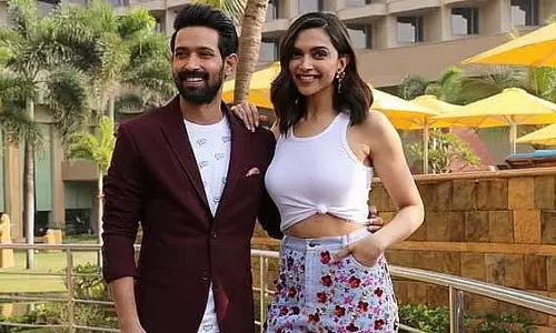 Vikrant Massey : दीपिका के 8 घंटे काम विवाद पर रखा अपना पक्ष Vikrant Massey : दीपिका के 8 घंटे काम विवाद पर रखा अपना पक्ष