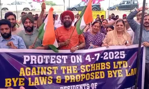 सैनिक कॉलोनी निवासियों ने AGM से पहले “निवासी विरोधी” प्रस्तावों पर विरोध प्रदर्शन किया
